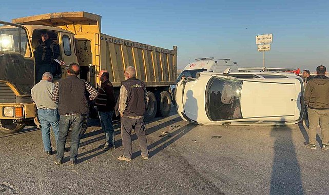 Hafriyat kamyonu ile çarpışan otomobil yan yattı: 1 yaralı