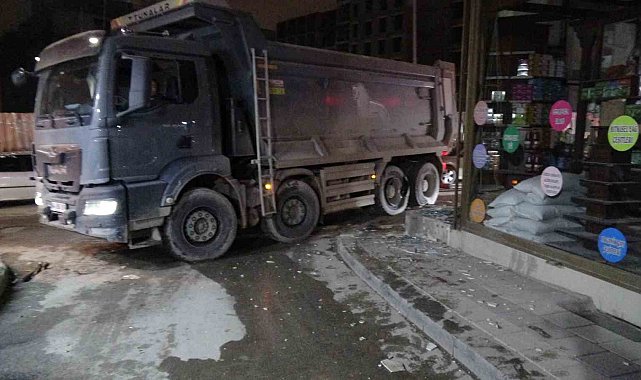 Hafriyat kamyonunun patlayan lastiği iş yerinin camlarını kırdı