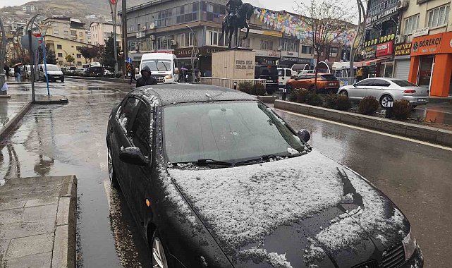 Hakkari'de merkezde yağmur, yüksek kesimlerde kar etkili oldu