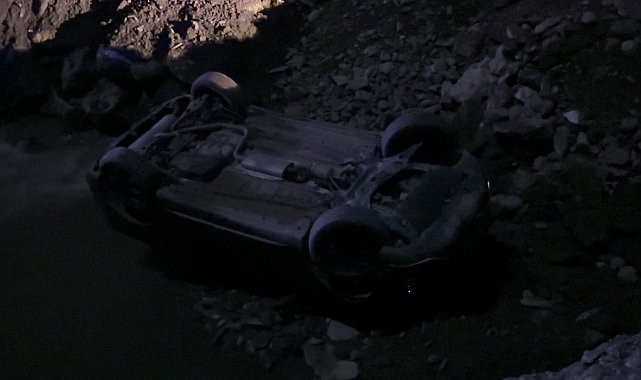 Hakkari'de otomobil dereye uçtu: 2 yaralı