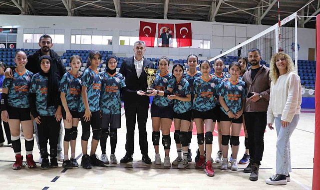 Hakkari'de Yıldız Kızlar Voleybol İl Birinciliği sona erdi