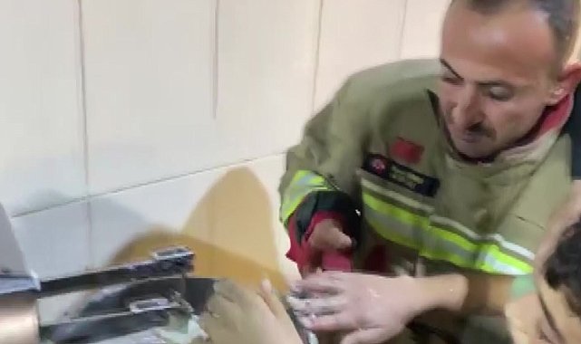 Hamur karıştırma makinesine elini sıkıştıran çocuğu itfaiye kurtardı