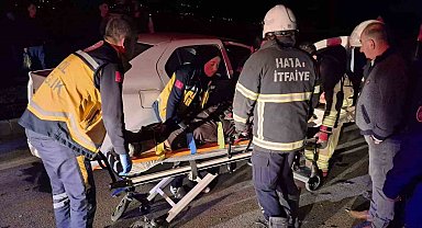 Hatay'da iki otomobil çarpıştı: 4 kişi yaralandı