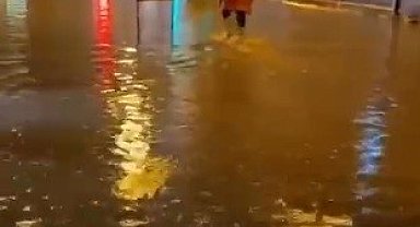 Hatay'da sağanak yağış caddeleri göle çevirdi