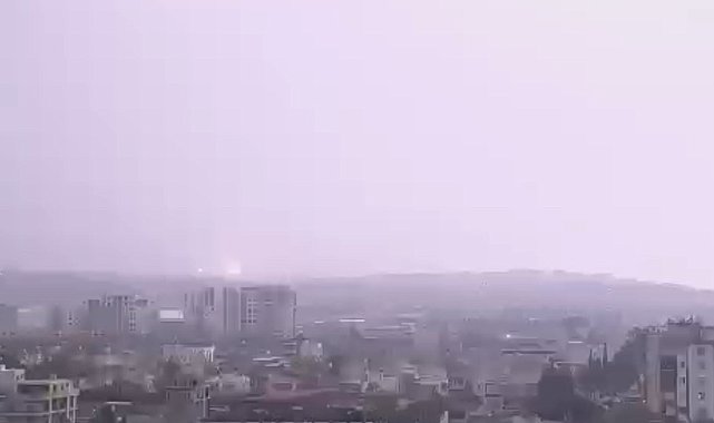 Hatay'da yıldırımın düşme anı kameraya yansıdı