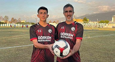 Hayalini gerçekleştiren 42 yaşındaki baba, 16 yaşındaki oğluyla birlikte meşin yuvarlağında peşinde koşuyor