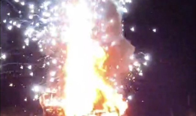 Hilvan'da alev alan otomobil bomba gibi patladı