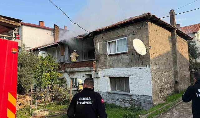 İki katlı evde yangın paniği mahalleyi sardı