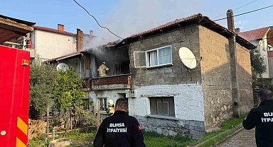 İki katlı evde yangın paniği mahalleyi sardı