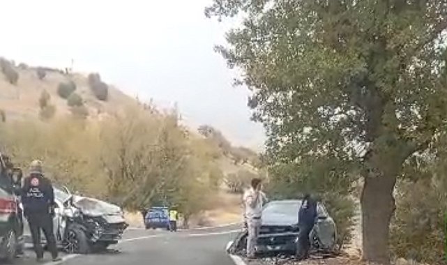 İki otomobil çarpıştı: 10 yaralı