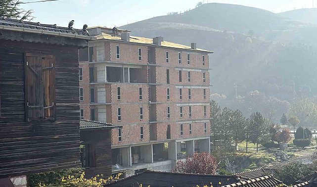 İnşaat çatısında tehlikeli çalışma kameraya yansıdı