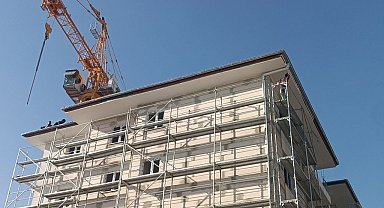 İntihar girişiminde bulunan arkadaşlarına aldırış etmeden çalışmaya devam ettiler