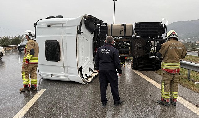 İskenderun'da devrilen tırın sürücüsü yaralandı