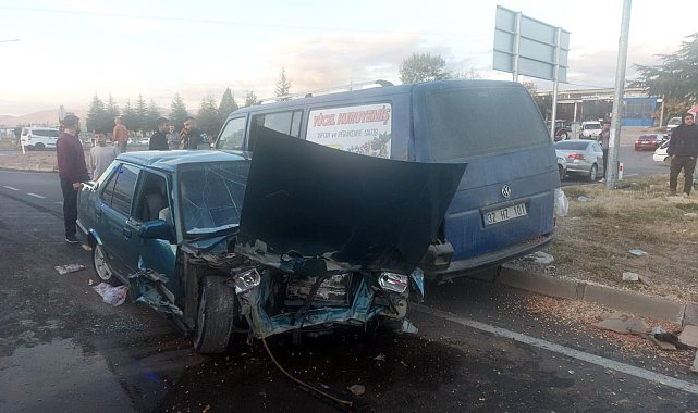 Isparta'da kamyonetle çarpışan otomobil hurdaya döndü: 2 yaralı