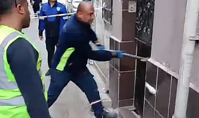 İzmir Büyükşehir ekipleri vatandaşın evine balyozla girdi