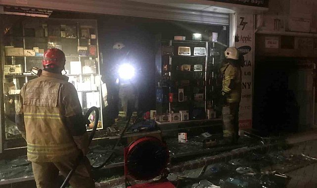 İzmir'de cep telefonu aksesuar mağazasında yangın