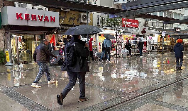 İzmir'de sağanak etkili oluyor