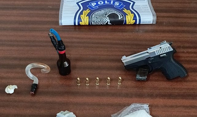 İzmir'de yol kontrolünde uyuşturucu ele geçirildi: 2 gözaltı