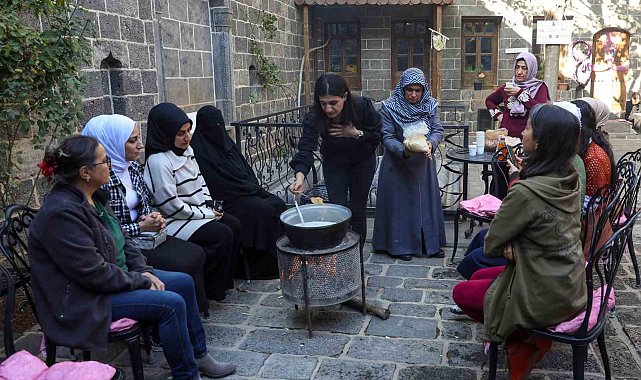Kadınlar doğal şifa karışımlarını öğreniyor