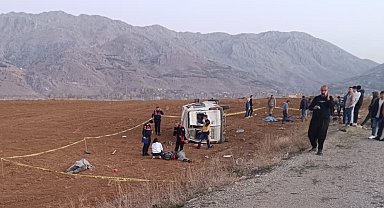 Kahramanmaraş'ta işçileri taşıyan minibüs takla attı: 2 ölü, 7 yaralı