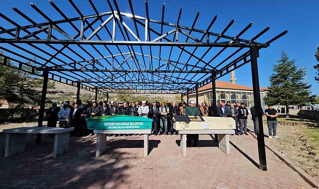 Kahreden kaza: Öğretmenin aracının çarpması sonucu hayatını kaybeden öğrenci toprağa verildi