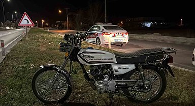 Kaldırıma çarpıp devrilen motosiklette 2 kişi yaralandı