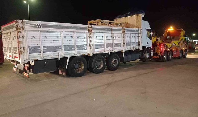 Kamyon çekiciye arkadan çarptı, 1 ölü