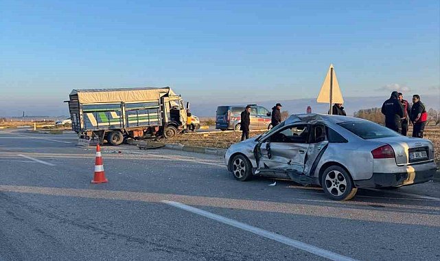 Kamyonet ile otomobil çarpıştı 6 kisi yaralandı