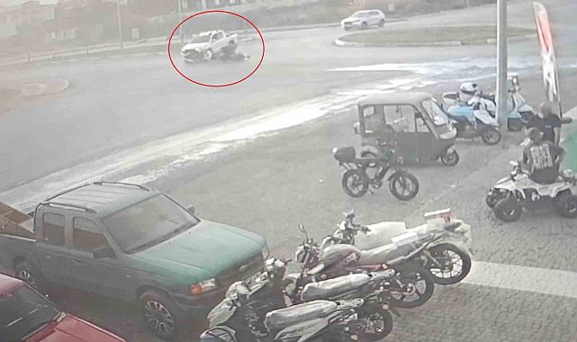 Kamyonetle çarpışıp motosikletiyle 25 metre sürüklendi, kask sayesinde hayata tutundu