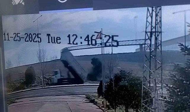 Kamyonun açılan damperi direkleri yıktı, o anlar kameraya yansıdı