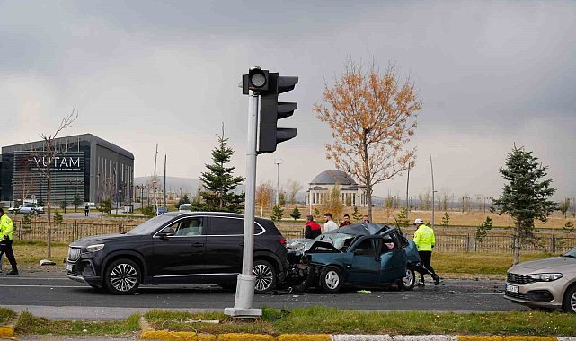 Kamyonun freni boşaldı, zincirleme kaza yaşandı: 2 yaralı