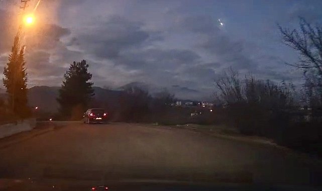 Karabük'te gökyüzünü bir anda aydınlatan cisim kamerada