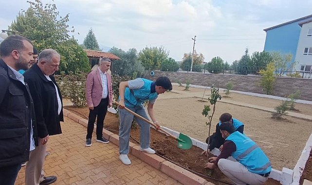 Karacasu Belediyesi'nden öğrenci yurdu bahçesine yeşil dokunuş