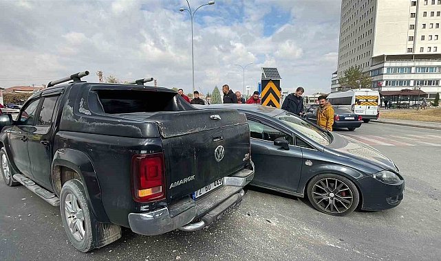 Karaman'da pikap kamyonetle otomobil çarpıştı: 1 yaralı