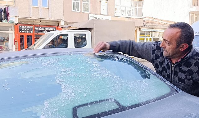 Kars buz kesti, araç camları dondu