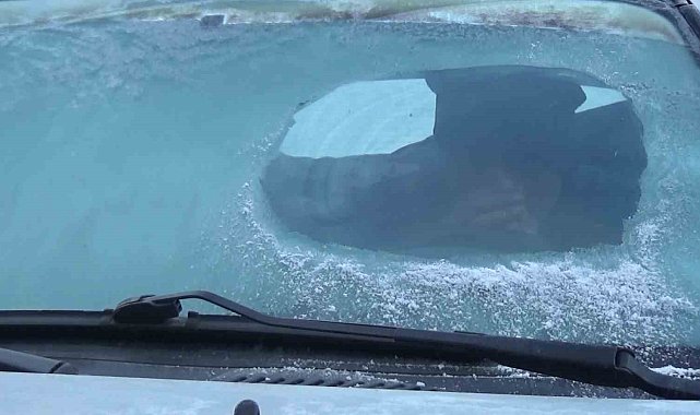 Kars eksi 13'ü gördü: Araç camları buz tuttu