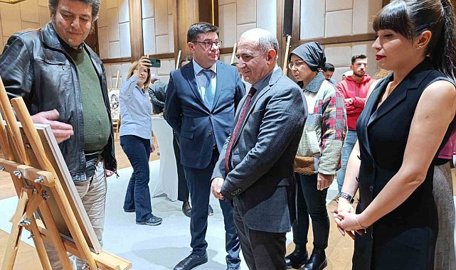 Kars'ta "100+2 şehirler arası karma sergi" sanatseverlerle buluştu