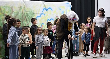 Kartepe'de hem büyüklere hem küçüklere tiyatro ziyafeti