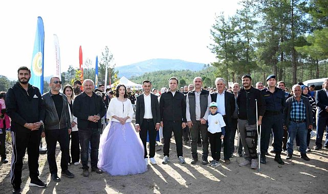 Kavaklıdere'de 11.11 Saat 11.11'de: 11 Çift, "Ailem Bir Fidan" diyerek geleceğe nefes oldu