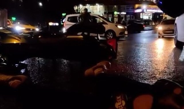 Kavşakta motosikletliye araba çarptı