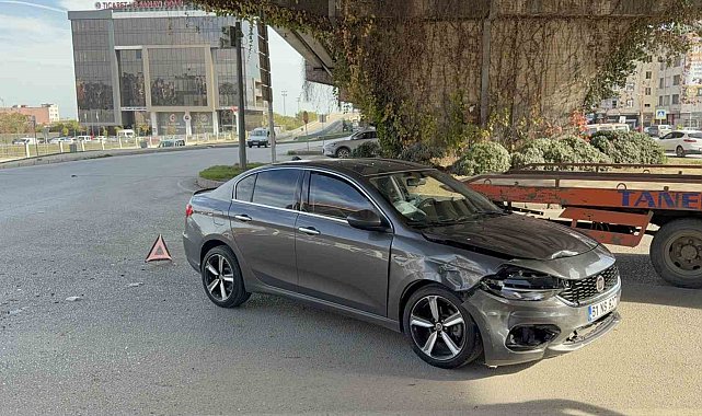 Kavşakta otomobiller çarpıştı: 2 yaralı