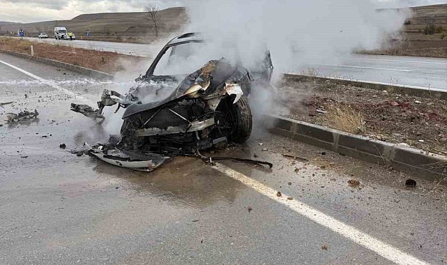 Kayganlaşan yolda kaza yaptı, otomobil alev aldı