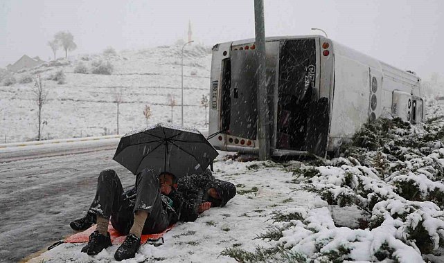 Kaza sonrası sağlık ekiplerini şemsiye ile yatarak bekledi