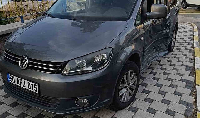 Kazada savrulan araç kaldırımdaki yayaya çarptı: 1 ağır yaralı