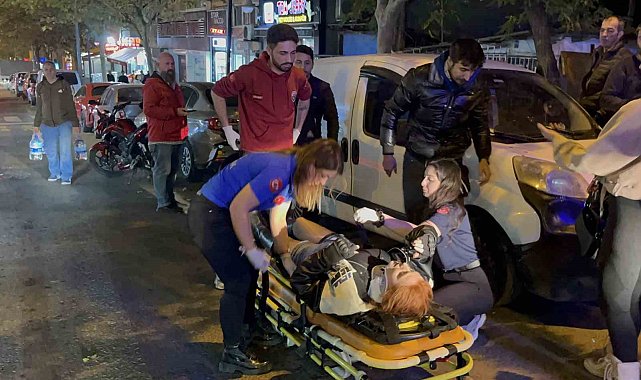 Kazaya karışan motosikletliye bakarken kaza yaptı