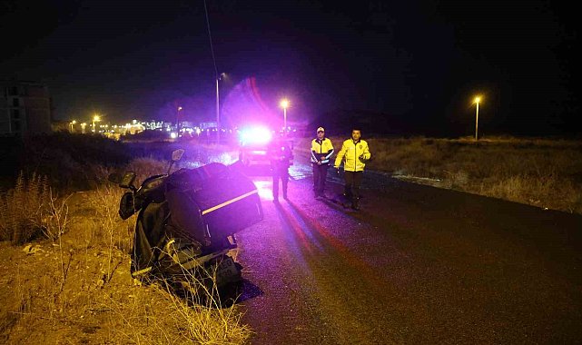 Kediye çarpmamak için ani fren yapan motosikletli yola savruldu