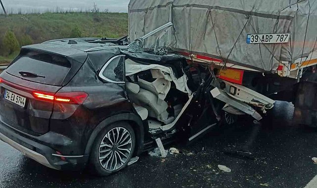 Keşan'da otomobil tırın dorsesine çarptı: 3 kişi yaralandı