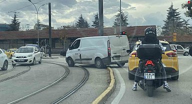 Kırmızı ışıkta beklemek yerine kolay yolu seçti