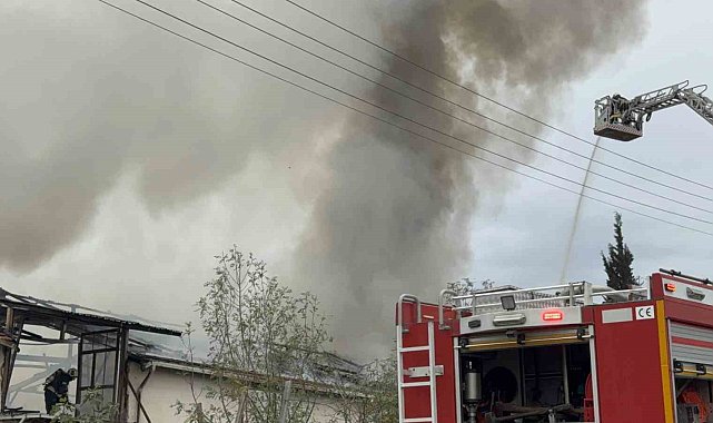 Kocaeli'de mutfak tezgahları üretim tesisinde korkutan yangın