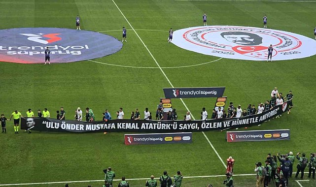 Kocaelispor - Galatasaraylı futbolcular sahaya 10 Kasım pankartıyla çıktı